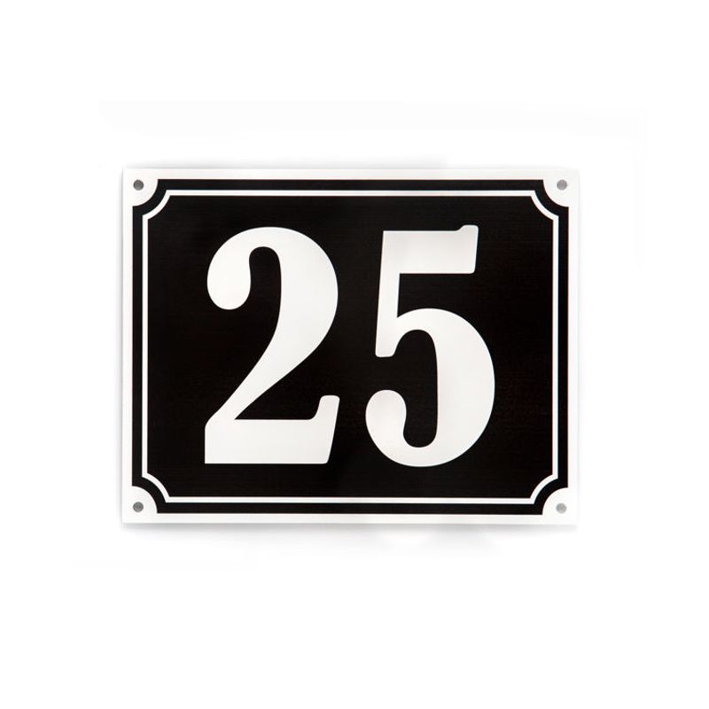 Husnummer med sort bunn og hvit tekst  14x18 cm.