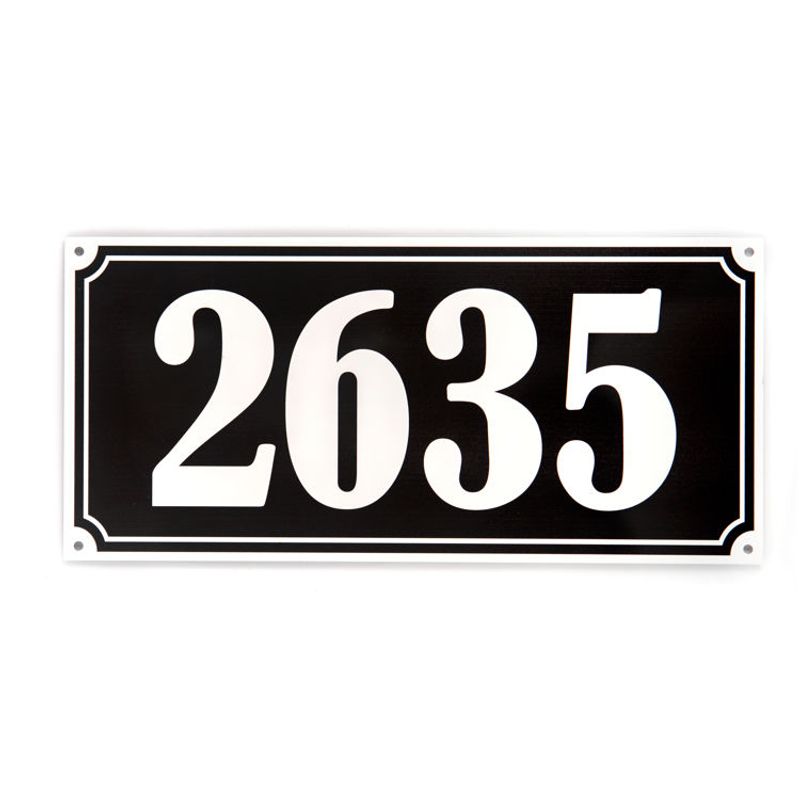 Husnummer med sort bunn og hvit tekst  14x30 cm.