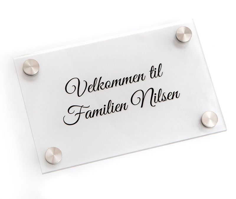 Akrylskilt med frostet bakside & avst.stk. i stål 11x17 cm